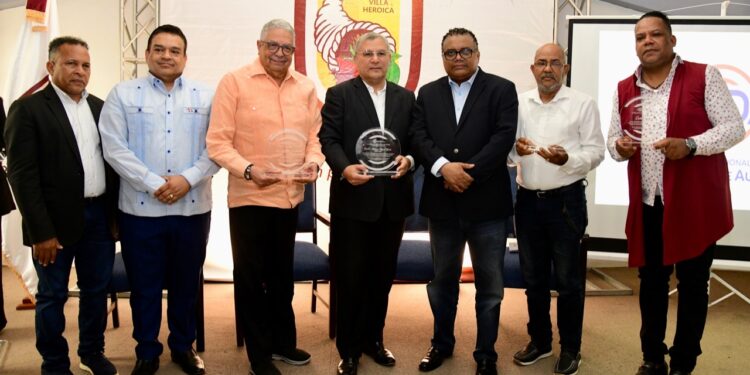 La ONDA reconoció en Moca a Luis Ovalles, Miky Taveras y a Adriano Miguel Tejada