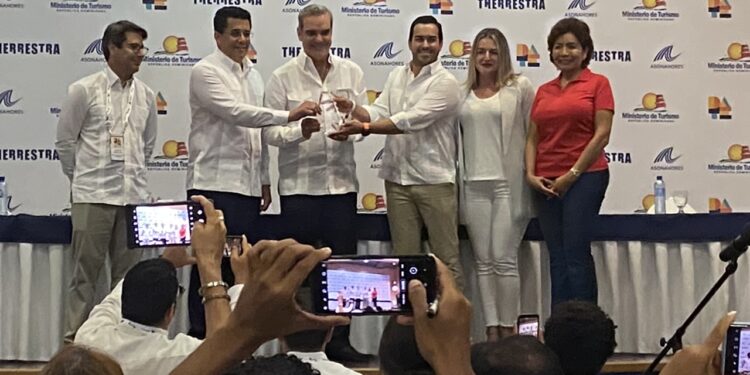 DATE 2022 vive una primera jornada intensa con la presencia de Abinader