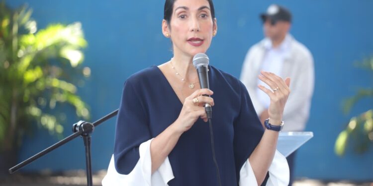 Primera dama: el Gobierno dominicano garantiza derechos; no regala