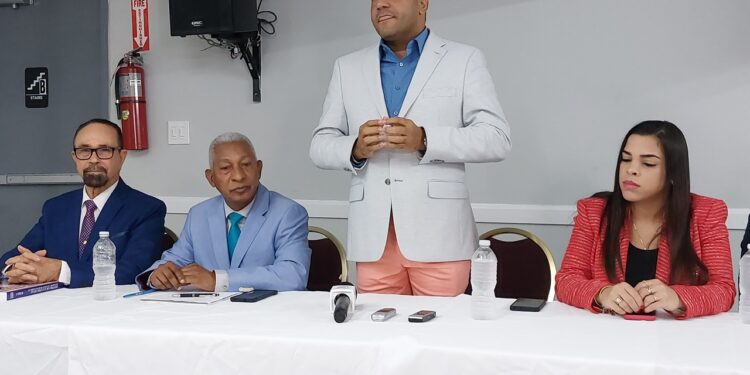 Salvador Holguín presenta en NY aspiraciones candidatura senatorial de Dajabón