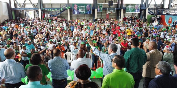 Cientos de ex dirigentes peledeístas y de otras organizaciones se juramentan en FP