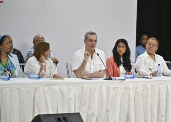 Presidente Abinader y MMujer se reunieron con mujeres emprendedoras de Villa Juana