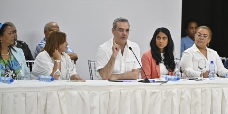 Presidente Abinader y MMujer se reunieron con mujeres emprendedoras de Villa Juana