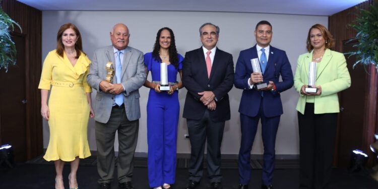 Los periodistas ganadores del Premio al Periodismo Industrial George Arzeno Brugal
