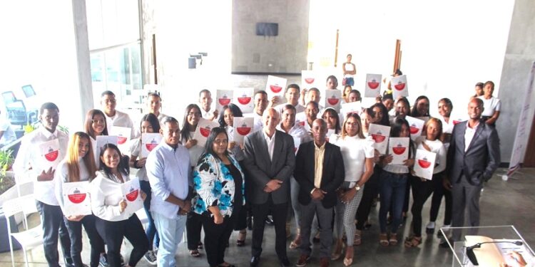 Centros Tecnológicos Comunitarios gradúa jóvenes en programa “Creando tu Futuro”