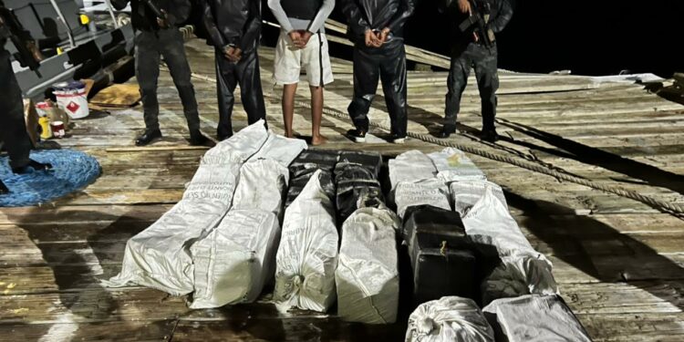 Movilizan equipos marinos y terrestres; arrestan tres hombres y confiscan 394 paquetes de cocaína en Peravia