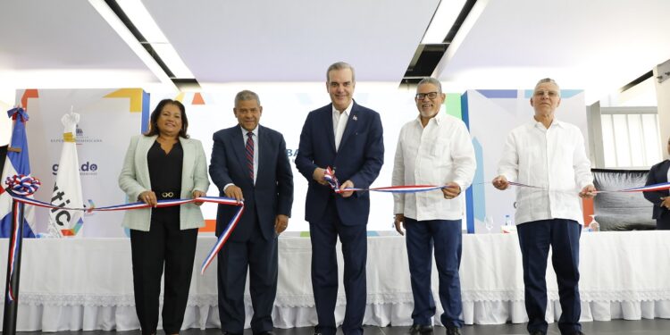 Abinader inauguró Punto GOB Expreso, en la Parada de la Cultura de SD Este