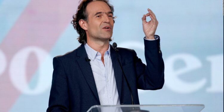 Colombia: 'Fico' Gutierrez aglutina a la derecha colombiana y promete dureza contra la corrupción