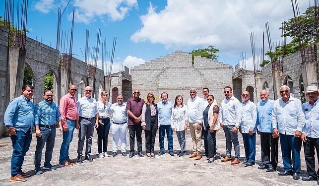 Gobierno entrega 20 millones para construcción de Parroquias en Villa Isabela y La Cabía