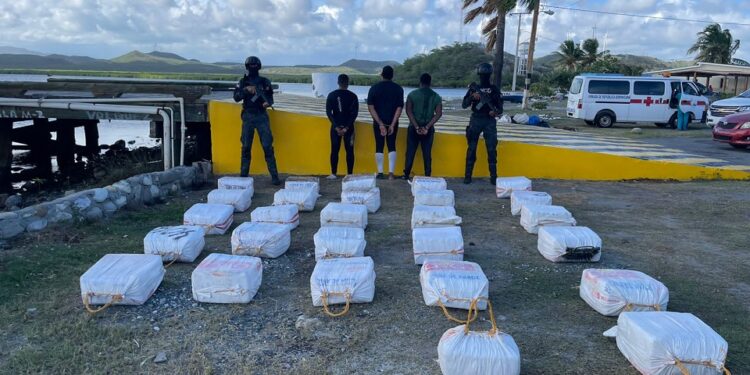 Arrestan tres y ocupan 659 paquetes de presunta cocaína en provincia Peravia