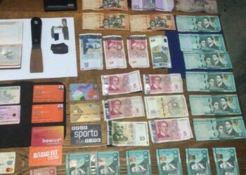 Policía arresta dos búlgaros instalaron dispositivo para clonar tarjetas en cajero automático