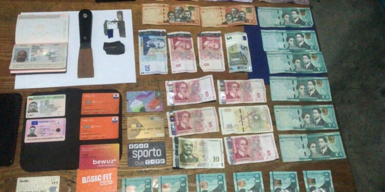 Policía arresta dos búlgaros instalaron dispositivo para clonar tarjetas en cajero automático