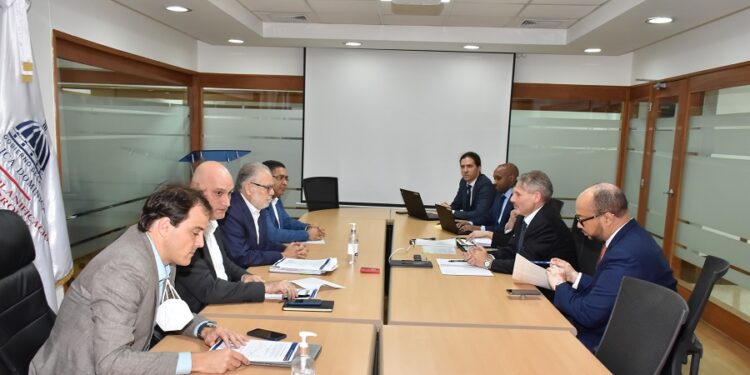 Ministro de Economía y FMI pasan balance a la economía de RD