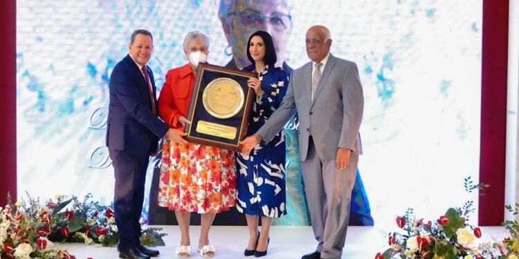 Primera dama y Promipyme reconocen trayectoria de la emprendedora Daysi Castillo de Rondón