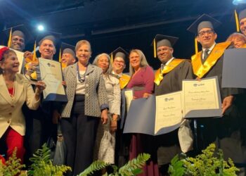 Internos del Nuevo Modelo se gradúan de abogados y psicólogos