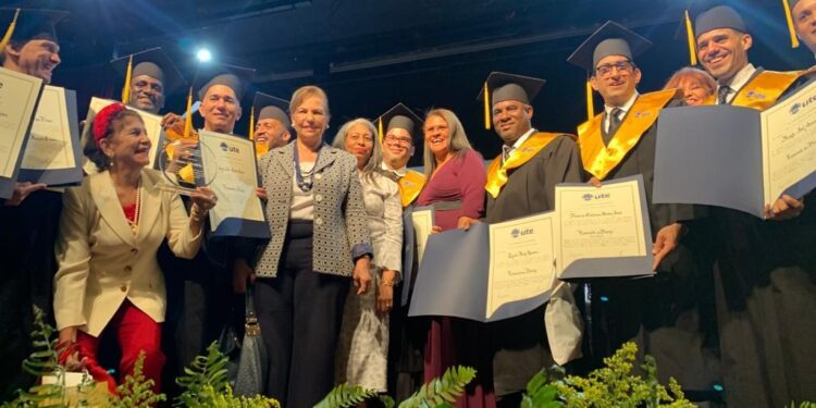 Internos del Nuevo Modelo se gradúan de abogados y psicólogos