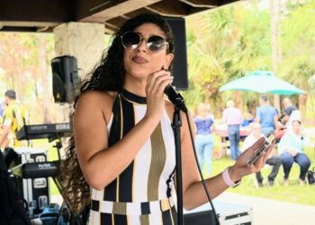 Jasarie Mercedes cantando en español en Miami