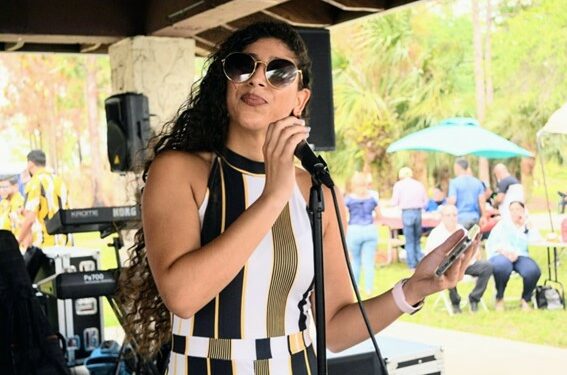Jasarie Mercedes cantando en español en Miami