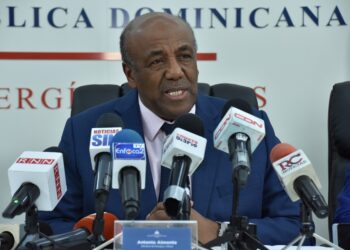 Ministro Almonte defiende al Gobierno de la crisis eléctrica 