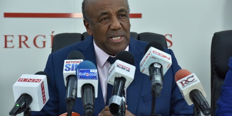 Ministro Almonte defiende al Gobierno de la crisis eléctrica