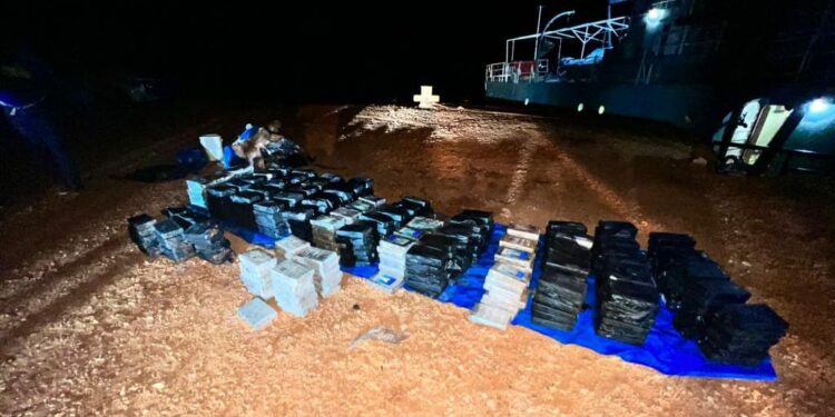 Tras operativo marítimo aéreo y terrestre incautaron 430 paquetes de presunta cocaína en Pedernales