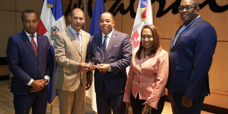 ICPARD reconoce trayectoria del contralor Catalino Correa