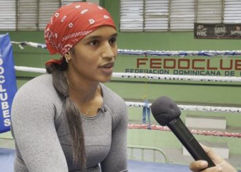 Una madre fajadora; se gana el sustento de su hijos con el boxeo