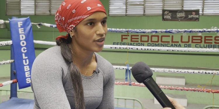 Una madre fajadora; se gana el sustento de su hijos con el boxeo