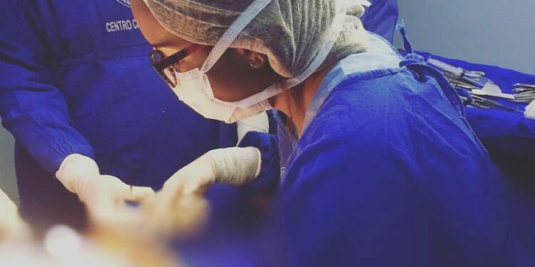 Cirujanos plásticos, otra puntilla en zapato del CMD: se oponen a nuevas residencias