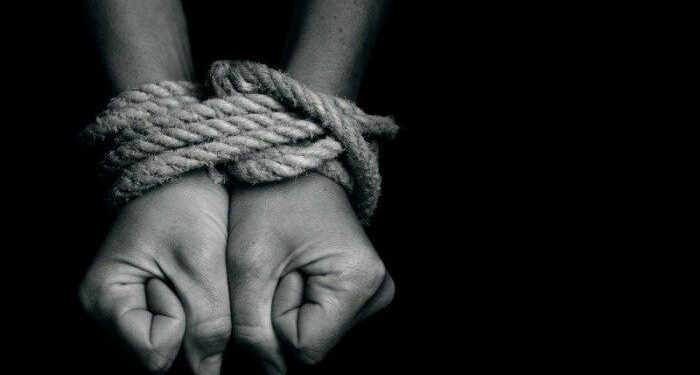 Rescatan mujer que tenían amarrada dentro de carro para atracarla