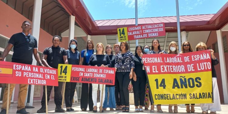 Empleados embajada de España en RD exigen mejora salarial para personal