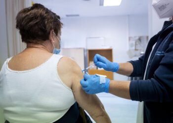 Un estudio sugiere que la vacuna contra la gripe reduce un 40% el riesgo de padecer Alzheimer