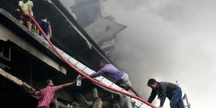 Al menos 15 muertos y 170 heridos tras la explosión de un depósito en Bangladesh