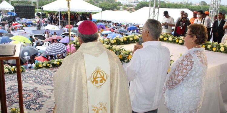 Alcaldía SDE y la Iglesia celebran Día de Corpus Cristo en el Faro a Colón 