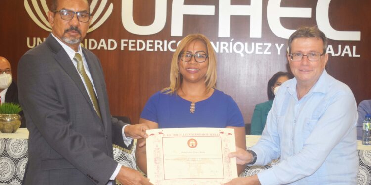 Docentes de la UFHEC culminan maestría en la Universidad de Sevilla
