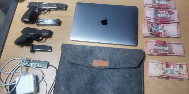 Ocupan a un hombre y una mujer tres armas de fuego robadas