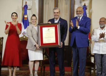 Presidente Abinader y ministro Fulcar entregan Medalla a la Excelencia Magisterial 2022