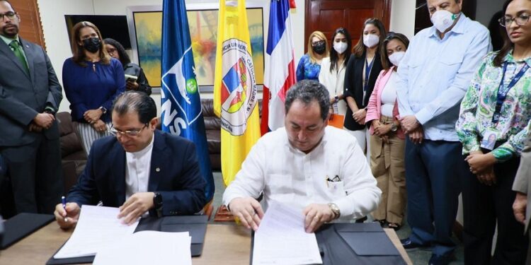 SNS y PUCMM se unen para fortalecer investigación y formación académica