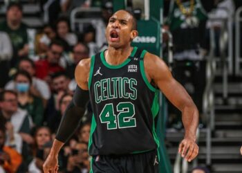 Los Celtics de un gran Al Horford golpean primero en casa de los Warriors