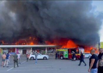 Rusia ataca un centro comercial con más de mil personas en Ucrania