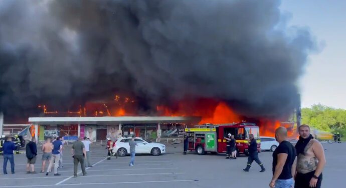 Rusia ataca un centro comercial con más de mil personas en Ucrania