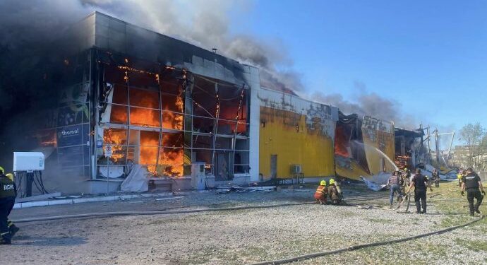 Rusia dice centro comercial se incendió tras un bombardeo contra un almacén de armas