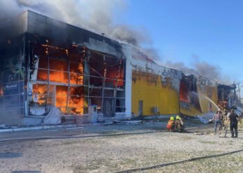 Rusia ataca un centro comercial con más de mil personas en Ucrania