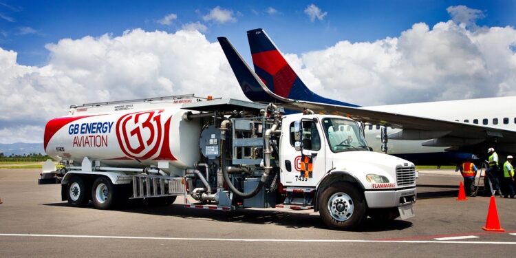 Empresa mantiene suministro normal de combustible para aviones pequeños