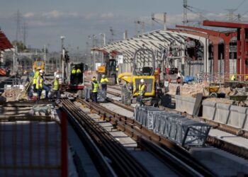 España quiere regularizar a los migrantes sin papeles que se formen en sectores con falta de trabajadores
