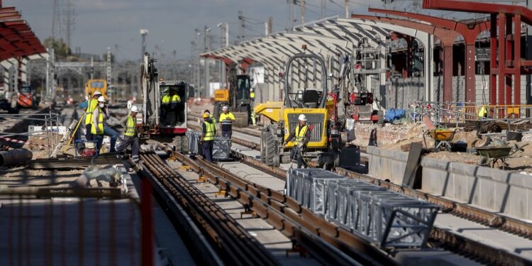 España quiere regularizar a los migrantes sin papeles que se formen en sectores con falta de trabajadores