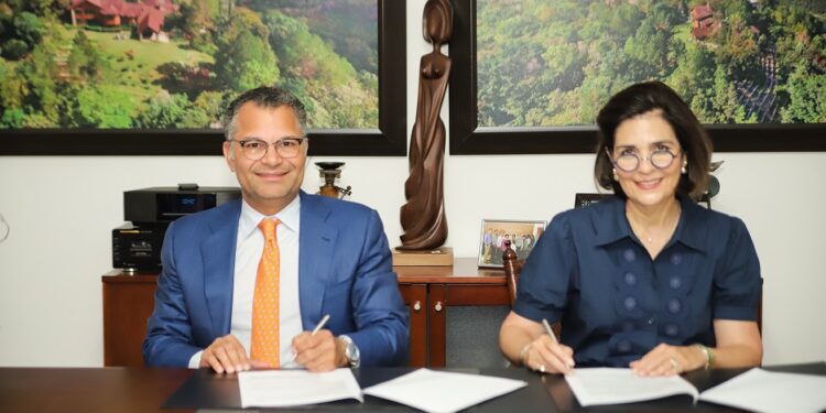 Excel y Centro León firman convenio para promover el arte dominicano