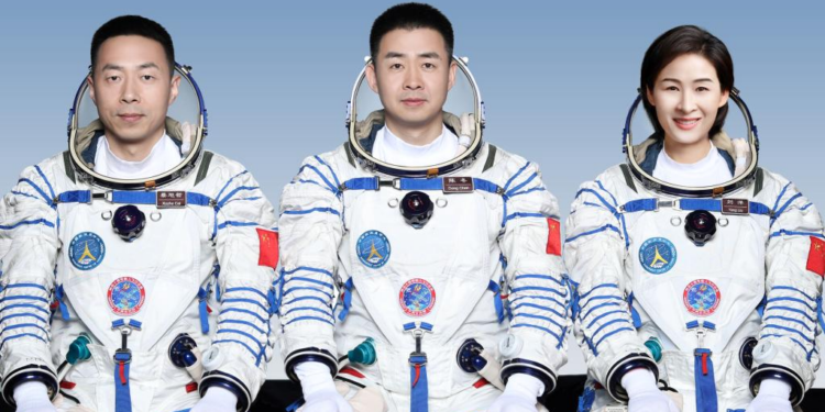 China da a conocer tripulación de Shenzhou-14 para misión de estación espacial