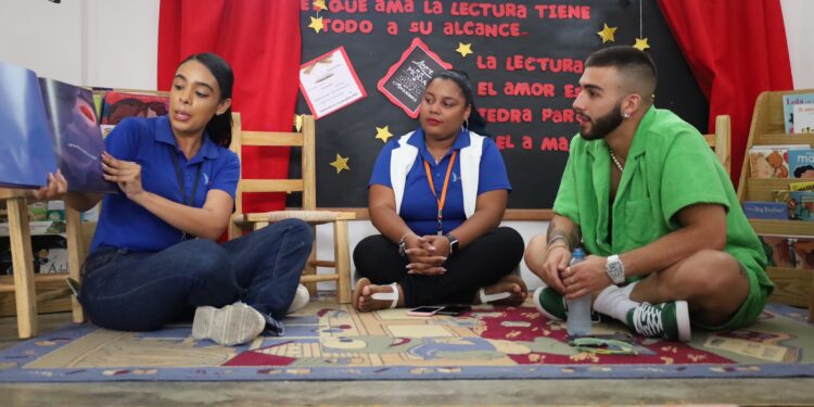 Cantante colombiano Manuel Turizo visita escuela de bachata DREAM de Project