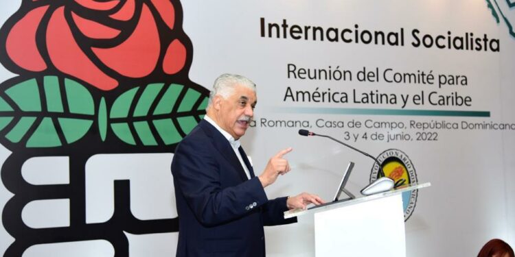 Miguel Vargas alerta sobre peligros del populismo y el autoritarismo